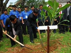 Vietnam supports poor young people in Laos