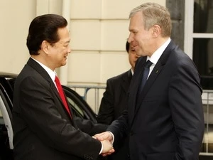 Vietnam seeks stronger wide-ranging ties with others 