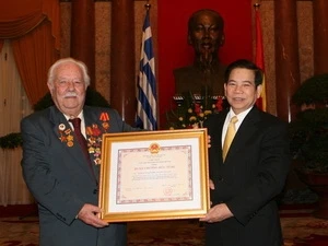 Greek citizen receives Vietnamese honour 