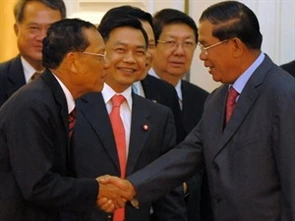 Cambodian PM Hun Sen meets with Thai Deputy PM Trairong Suwankiri (source:AFP/VNA)