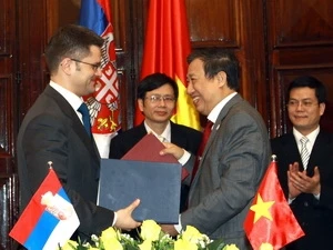 Exchanging cooperative MoU between the two countries' MOFA (Image by Doãn Tấn/TTXVN)