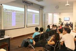 Investors monitor trading at the offices of VNDirect Securities Co. (Photo: Truong Vi/VNA)