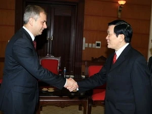 Politburo member Truong Tan Sang receives SLD Chairman G. Napieralski. (Photo: Thogn Nhat /VNA)