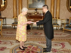 ietnamese Ambassador to the UK Vu Quang Minh presents his credentials to Queen Elizabeth II (Source: VNA)