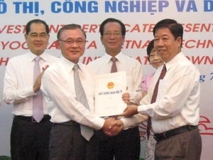 Hai Phong municipal representative hands over investment licence to Kyocera Mita's representative (Source:VNA)