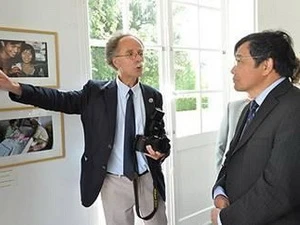 Ambassador Le Kinh Tai (right) (Source: Internet)