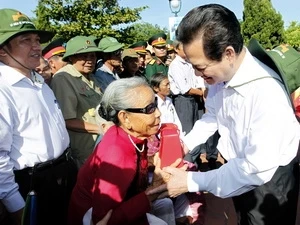 PM Nguyen Tan Dung visits heroic Vietnamese mothers (Source: VNA)