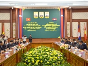 VN public security delegation visits Cambodia 