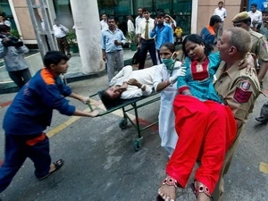 Sending injured people to hospital (Source: AFP/VNA)