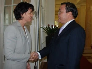Deputy PM Hoang Trung Hai and Doris Leuthhard, Head of the Swiss Federal Department of Environment, Energy, Transport and Communications (Source:VNA)