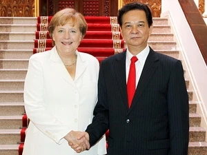 PM Dung and his German counterpart, Angela Merkel shake hands before talks (Source: VNA)