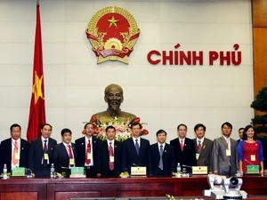 PM Nguyen Tan Dung and young entrepreneurs (Source:VNA)