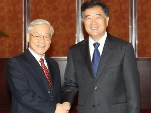 Party General Secretary Nguyen Phu Trong and Secretary of the Party Committee of Guangdong province Weng Yang (Source:VNA)