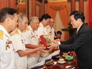 President Truong Tan Sang presents gifts to delegates (Source:VNA)