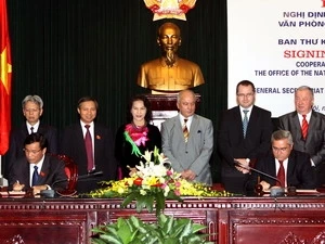 The signing of a protocol on cooperation between Vietnam’s NA Office and the Secretariat of the Romanian House of Representatives(Source:VNA)