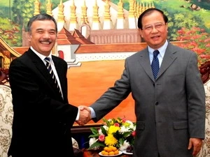 VNA Deputy General Director Nguyen Hoai Duong and Lao Minister of Information, Culture and Tourism Bosengkham Vongdala (Source:VNA)