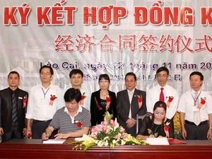 The signing ceremony at the fair (Source: VNA)