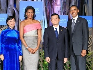 US President Obama and his wife welcome President Sang and his wife (Source: VNA)