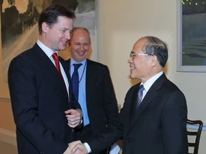 NA Chairman Nguyen Sinh Hung and UK Deputy Prime Minister Nick Clegg (Source:VNA) 
