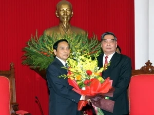 Le Hong Anh congratulates Bunthoong Chitmany (Source: VNA)