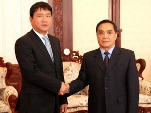 Lao Prime Minister Thongsing Thammavong receives Minister Dinh La Thang (Source: VNA)