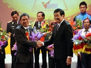 President Truong Tan Sang presents flowers at the ceremony (Photo: Trong Dat/VNA)