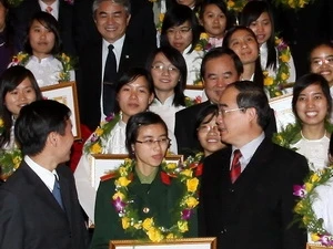Deputy Prime Minister Nguyen Thien Nhan at the presenting ceremony (Source:VNA)