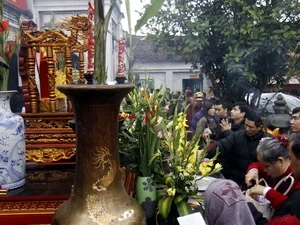 Pilgrims flock to Tran temple’s seal opening ceremony