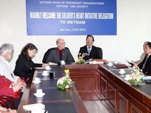 VUFO President Vu Xuan Hong meets with Edward Bryan Tick, President of the Soldier’s Heart Initiative Photo: VNA