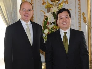 Vietnamese Ambassador to the Principality of Monaco, Duong Chi Dung, and Monaco’s Prince Albert II (Source:VNA)
