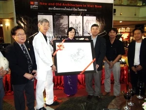 Ambassador to Thailand Ngo Duc Thang at the exhibition (Source: VNA)