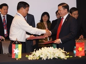 Chief Auditor Dinh Tien Dung and his Myanmar counterpart Lunn Maung (Source: VNA)