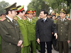 President Truong Tan Sang and the staff of the Command of Vietnam Mobile Police Force (Source:VNA)