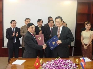 Deputy Foreign Minister Ho Xuan Son and Cambodian Senior Minister Var Kimhong (Source: VNA)