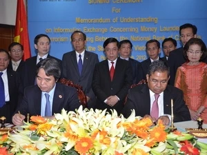 Governor of the State Bank of Vietnam Nguyen Van Binh and Governor of the National Bank of Cambodia Chea Chanto at the signing seremony. Photo: VNA