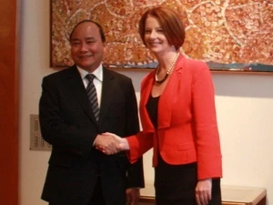 Deputy PM Nguyen Xuan Phuc meets with Australian PM Julia Gillard. (Photo: Do Quyen/VNA)