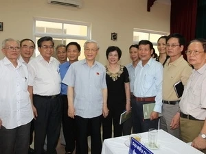 Party General Secretary Nguyen Phu Trong met with voters in the Hanoi district of Tay Ho. Photo: VNA