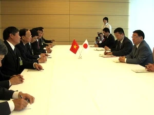 Politburo member works with Japanese Chief Cabinet Secretary Osamu Fujimura (Source:VNA)