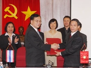 VNA’s General Director Nguyen Duc Loi and his Counterpart Teerapong Sodasri (Source: VNA)