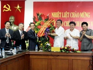 Party Politburo member Dinh The Huynh visited the Vietnam News Agency (Photo:Nguyen Dan/VNA)