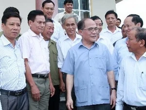 NA Chairman Nguyen Sinh Hung meets with voters in Vu Quang district (Source: VNA)