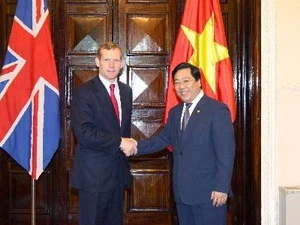 UK Minister of State for the Foreign and Commonwealth Office Jeremy Browne and Deputy FM Nguyen Thanh Son (Source: VNA)