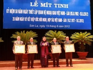 NA Deputy Chairwoman Tong Thi Phong presents the Independence Medal to Laos' northern provinces (Source: VNA) 