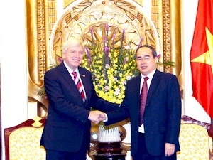 Deputy Prime Minister Nguyen Thien Nhan receives Hesse Minister-President Volker Bouffier (Source: VNA)