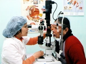 Standard Chartered Vietnam helps with eye care