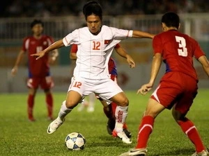 Nguyen Dinh Bao (white) is leading in goal scores (Source: giaoducthoidai.vn)