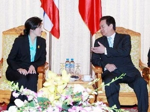 Prime Minister Nguyen Tan Dung meets Thai Prime Minister Yingluck Shinawatra. (Photo: Duc Tam/TTXVN)