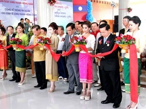 Cutting the ribbon to inaugurate the Vientiane-Long Thanh golf course (Source: VNA)