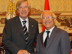 Chairman of HCM City People’s Committee Le Hoang Quan receives Uruguayan Vice President Danilo Astori (Source: VNA)
