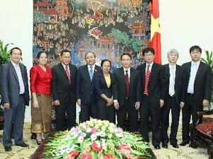 Deputy Prime Minister Nguyen Xuan Phuc with delegates (Source: VNA)